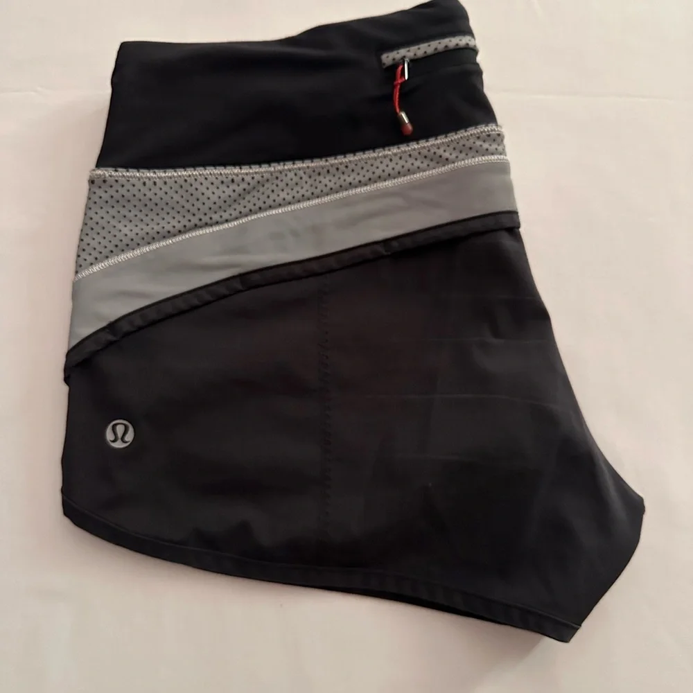 Special Edition Lululemon Run: Speed Short *Reflective, 2.5”2-Way Stretch Size 4 - Picture 11 of 12